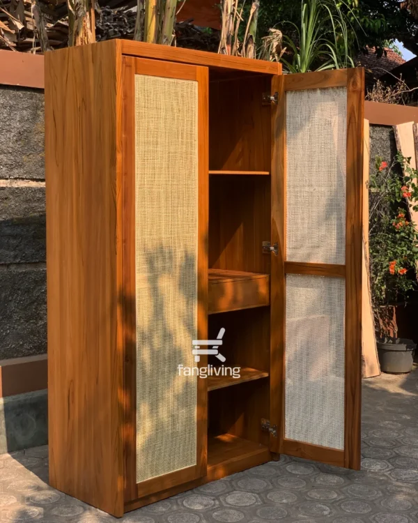 Lemari pakaian dua pintu kayu jati dengan panel anyaman rotan alami