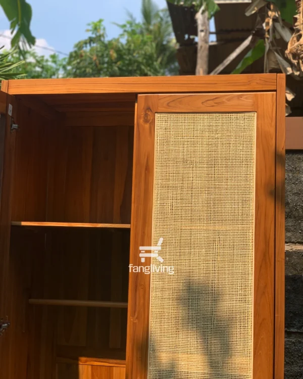 Detail pintu lemari rotan alami dengan finishing kayu jati natural