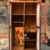 Interior lemari kayu jati rotan dengan rak serbaguna