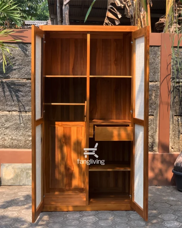 Interior lemari kayu jati rotan dengan rak serbaguna