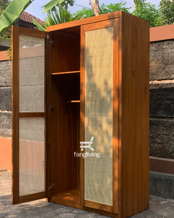 Lemari pakaian rotan jati dengan ruang penyimpanan multifungsi