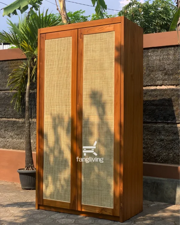 Tampilan depan lemari rotan kayu jati dua pintu berkualitas