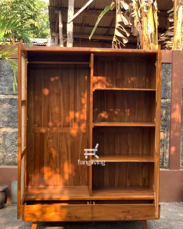 Interior lemari jati rotan dengan rak terbuka dan gantungan