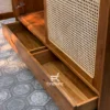 Tampilan dekat laci dan detail pintu anyaman rotan alami