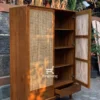 Lemari pakaian rotan dua pintu dengan rak dan laci fungsional