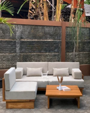 Sofa sudut kayu jati dengan bantalan putih dan meja kayu minimalis