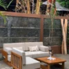 Tampilan samping sofa sudut jati modern dengan cushion putih