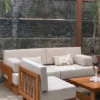 Tampilan samping sofa sudut jati modern dengan cushion putih