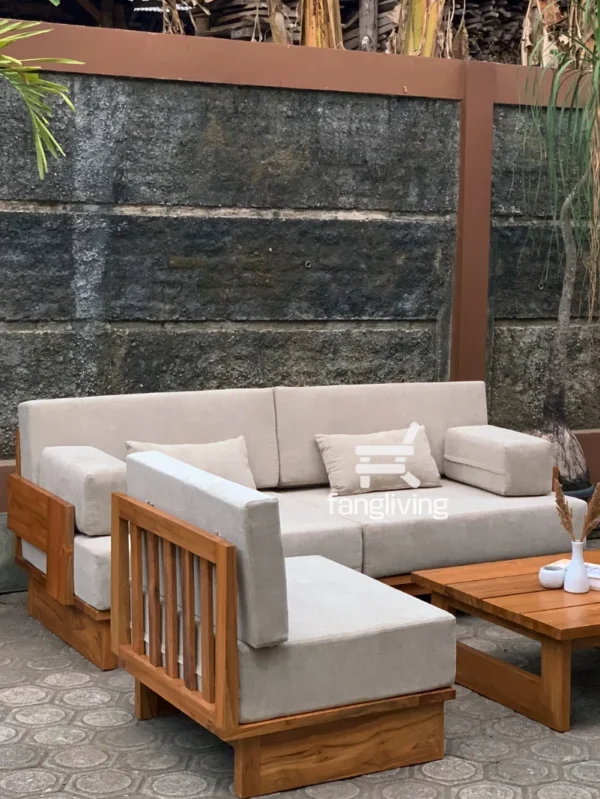 Tampilan samping sofa sudut jati modern dengan cushion putih