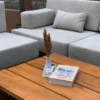 Detail meja tamu kayu jati dengan vas dan buku dekoratif