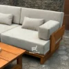 Armrest dan dudukan sofa putih dengan rangka kayu jati solid
