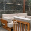Tampilan samping sofa putih kayu jati dengan desain natural