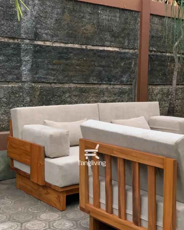 Tampilan samping sofa putih kayu jati dengan desain natural