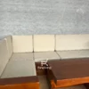 Tampak atas sofa sudut jati minimalis dengan meja senada