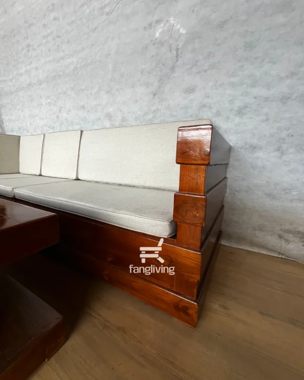 Meja tamu kayu jati senada dengan desain sofa minimalis