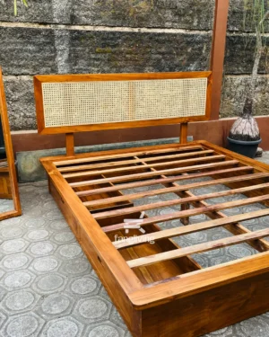 Set tempat tidur jati rotan dengan suasana outdoor alami