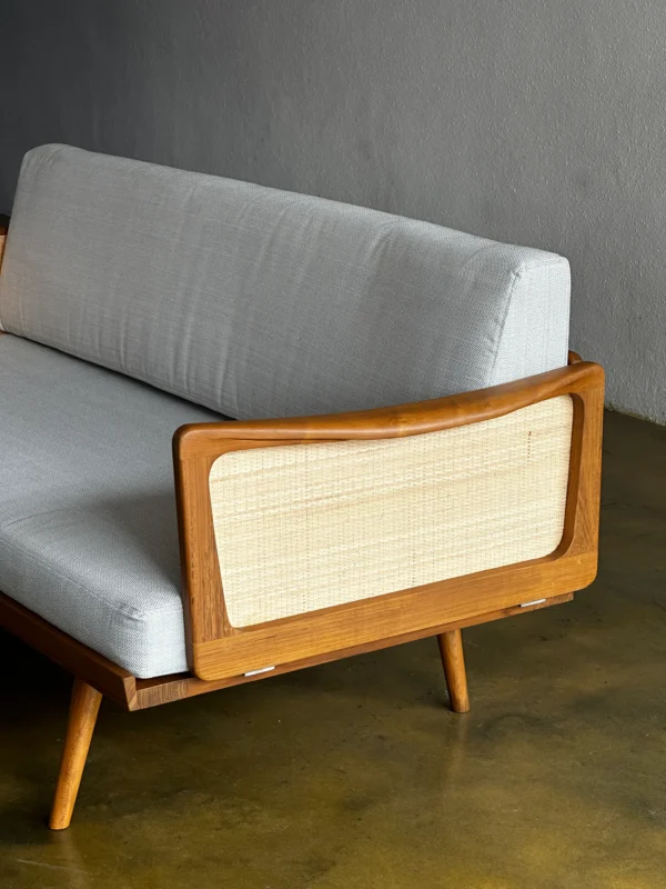 Sofa rotan kayu minimalis cocok untuk ruang tamu bergaya modern