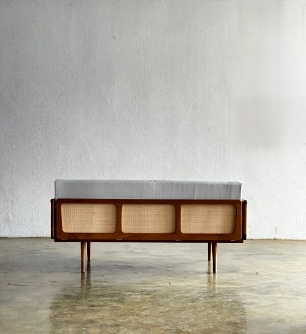 Detail belakang sofa minimalis kayu rotan bergaya Scandinavian