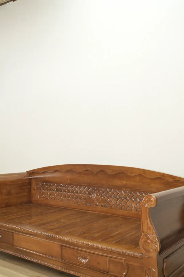 bale bale kursi daybed kayu jati ukiran klasik dengan laci penyimpanan jepara