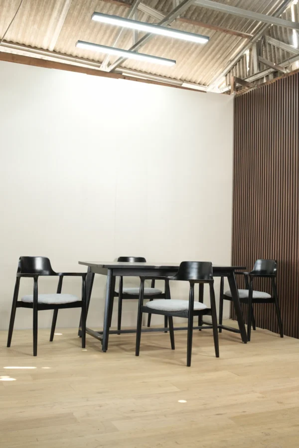 set meja makan hiroshima kayu jati 4 kursi armrest dudukan busa abu 150x80cm finishing hitam jepara