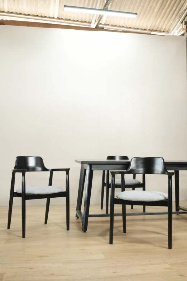 set meja makan hiroshima kayu jati 4 kursi armrest dudukan busa abu 150x80cm finishing hitam jepara