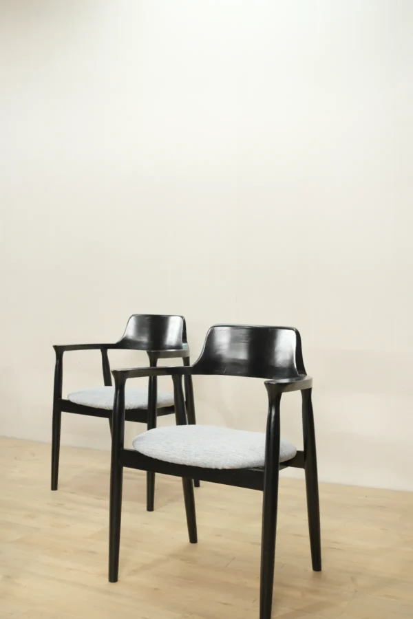 set meja makan hiroshima kayu jati 4 kursi armrest dudukan busa abu 150x80cm finishing hitam jepara