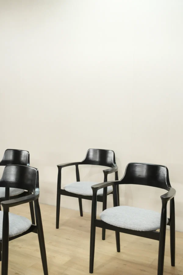set meja makan hiroshima kayu jati 4 kursi armrest dudukan busa abu 150x80cm finishing hitam jepara
